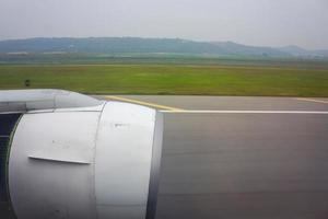 vista do céu da janela do avião a jato com asa da máquina entre o pouso no aeroporto. foto