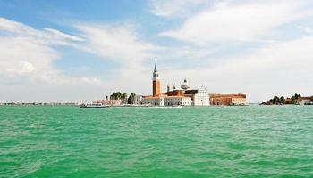 vista da ilha de san giorgio maggiore na cidade de veneza foto