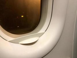 feche o avião da janela. foto