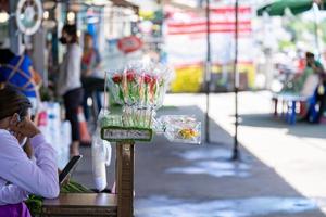 doces vintage em forma de planta e animal de arte, como elefante e flor. é vara na espuma à venda na frente do mercado fresco. foto