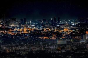 paisagem urbana de bangkok no meio da cidade, tele tiro e close-up de wat arun ratchawararam ratchawaramahawihan com vista panorâmica da paisagem noturna. foto