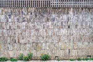 pano de fundo de parede de madeira velha na casa de pessoas locais em mae kampong chiangmai tailândia. foto