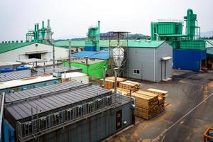 o ambiente de construção de máquinas e armazenamento em torno da fábrica de pellets de madeira na ásia. foto