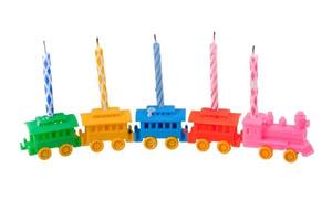 trem de brinquedo com velas comemorativas foto
