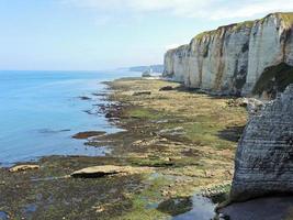 costa do canal inglês de etretat durante a maré baixa foto