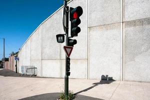 luz vermelha em um semáforo na estrada em dia ensolarado foto