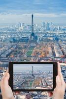 tirando foto do panorama de paris com a torre eiffel