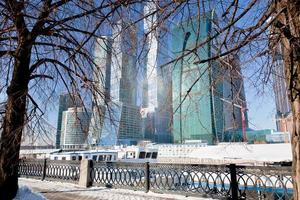 vista sobre novos edifícios da cidade de Moscou no inverno foto