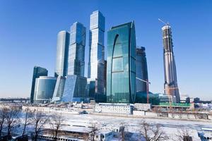 vista sobre novos edifícios da cidade de Moscou no inverno foto