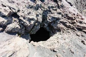 caverna da antiga cratera vulcânica no monte etna foto