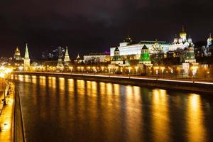 iluminado de aterros do kremlin e sofiyskaya foto