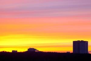 cores amarelas do nascer do sol sob a cidade foto