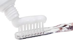 escova de dentes e pasta de dentes do tubo foto