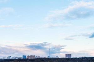 céu azul do sol sobre a cidade na primavera foto