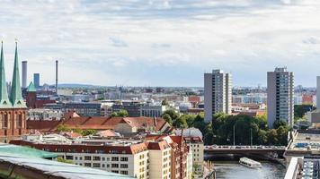 berlim com nikolaikirche e muhlendammbrucke foto