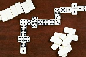 vista superior de dominó jogando na mesa de madeira marrom foto