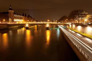 cais e pont au mudança em paris à noite foto