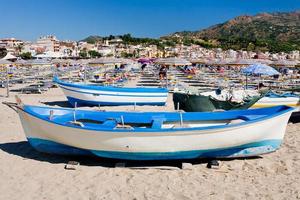 barcos na praia em dia de verão, Sicília foto