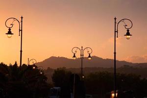 pôr do sol em giardini naxos, sicília foto