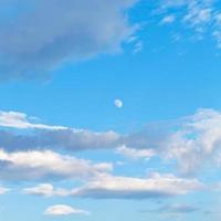 lua e nuvens no céu azul da noite foto