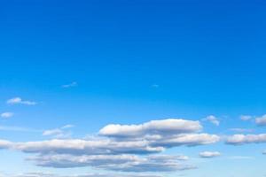 céu azul sobre nuvens brancas planas baixas foto