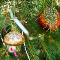 cabana de vidro e decoração de natal de bola vermelha foto