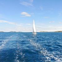 iate de vela branca no mar adriático azul foto