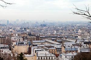 skyline da cidade de paris da colina de montmartre foto