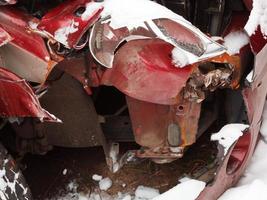 carro vermelho após acidente de trânsito de inverno foto