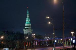 torre vodovzvodnaya do kremlin de moscou à noite foto