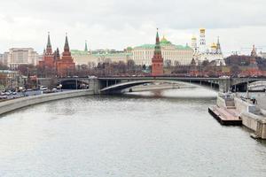 rio moskva e kremlin em moscou em dia de outono foto