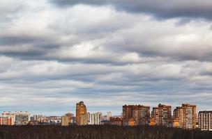 casas urbanas sob nuvens azuis cinzentas foto