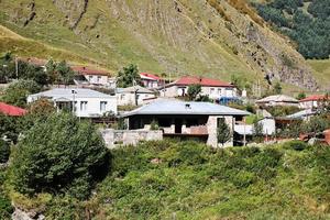 casas da vila stepantsminda na geórgia foto