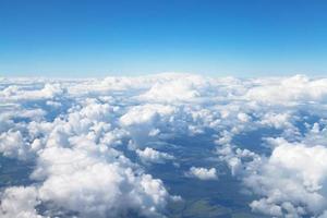 vista acima de nuvens brancas no céu azul foto