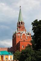 torre troitskaya do kremlin de moscou foto