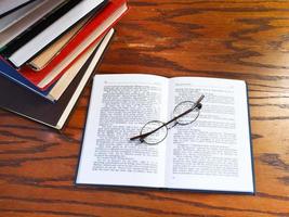 livro aberto na mesa de madeira foto