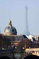 pont neuf com torre eiffel e academia francesa foto