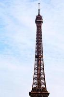 torre eiffel com céu azul e nuvens brancas em paris foto