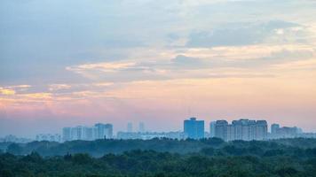 céu do nascer do sol sobre o parque timiryazevskiy em moscou foto