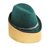 chapéu de feltro tirolês verde no bloco de madeira de tília foto