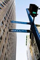 cruzamento de wall st e broadway em ny foto