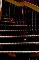 escadas em espiral iluminadas foto
