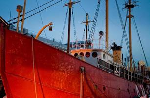 navio vermelho no porto da rua sul foto