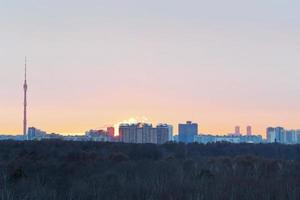 amanhecer sobre o parque da cidade na primavera foto