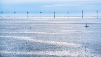 mar Báltico calmo com parque eólico offshore de manhã foto