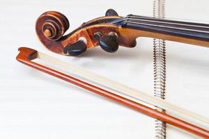 arco de violino e role no livro de música foto