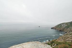 vista do oceano atlântico do cabo finisterra, espanha foto