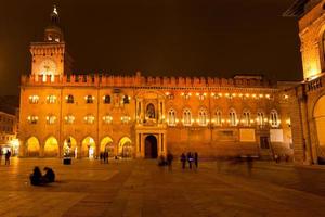 palácio accursio à noite, em bolonha, itália foto
