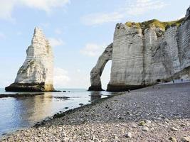 vista das falésias com arco na praia do canal inglês foto