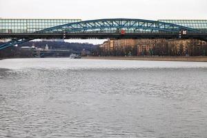 ponte pushkinsky sobre o rio moscou foto